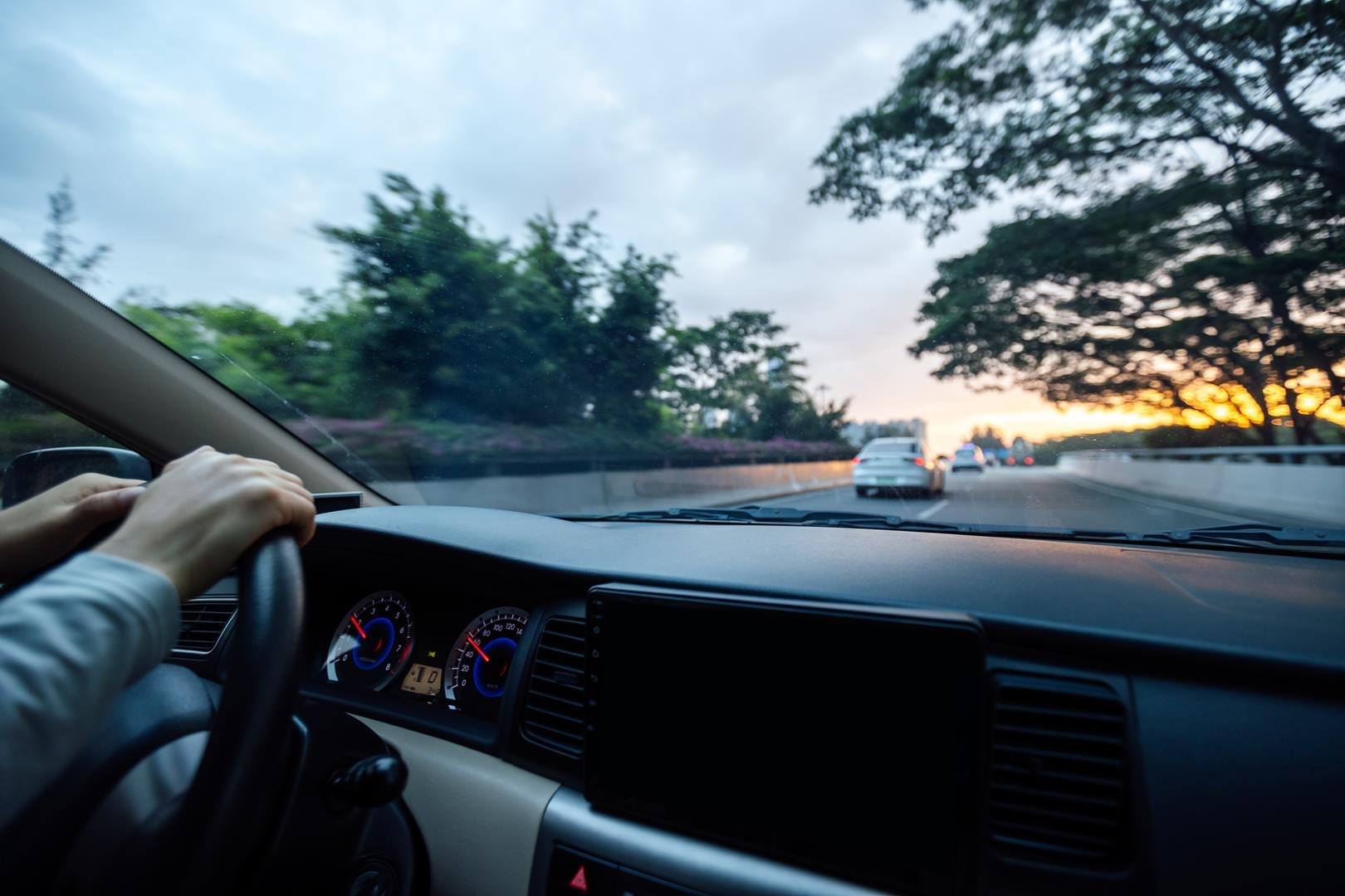 Podróż samochodem, widok z wnętrza